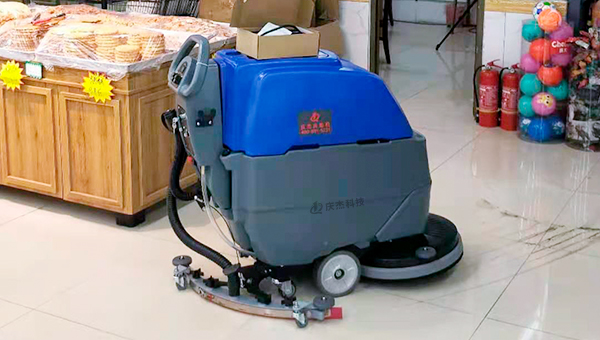 小型掃地車(chē)-清掃車(chē)廠(chǎng)家-超市采購慶杰手推式洗地機