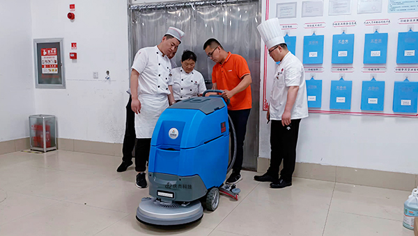 小型掃地車(chē)-清掃車(chē)廠(chǎng)家-餐廳采購慶杰手推式洗地機