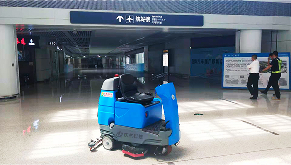 青島新機場(chǎng)使用慶杰駕駛式洗地機