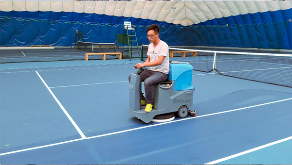大型球場(chǎng)使用慶杰駕駛式洗地機