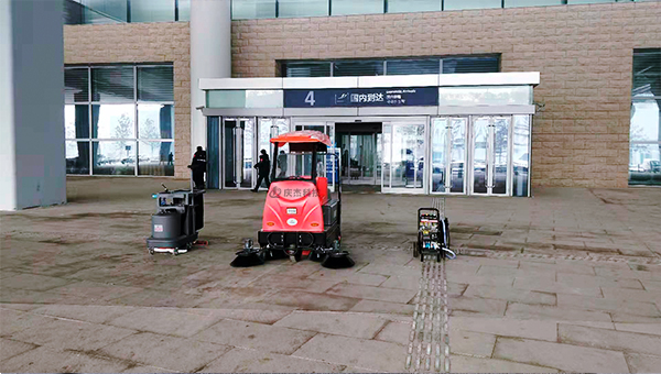 機場(chǎng)使用慶杰駕駛式洗地機